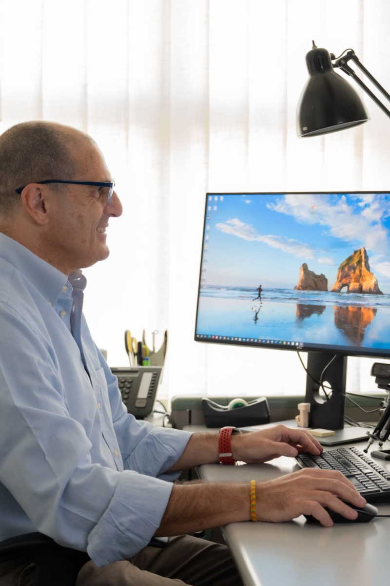 Foto dipendente Sispi nella propria postazione al pc