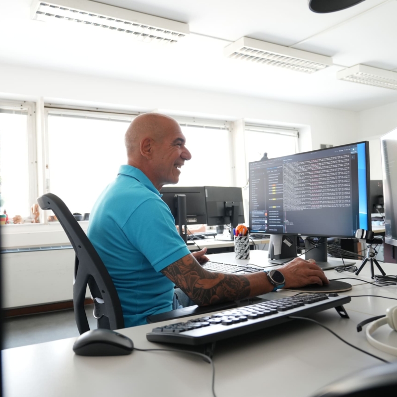 Foto dipendente Sispi nella sua postazione al pc