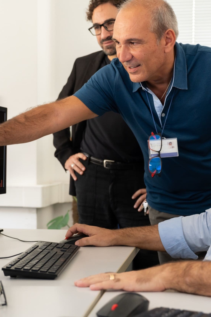 Foto dipendenti Sispi nelle loro postazioni al pc