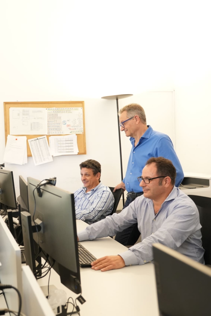 Foto dipendenti Sispi nelle loro postazioni al pc