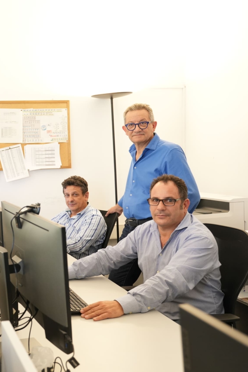 Foto dipendenti Sispi nelle loro postazioni al pc