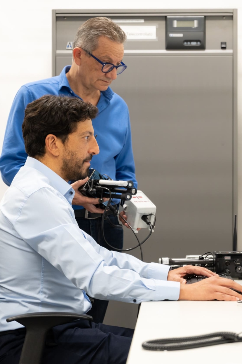 Foto di dipendenti Sispi mentre lavorano nella loro postazione al pc