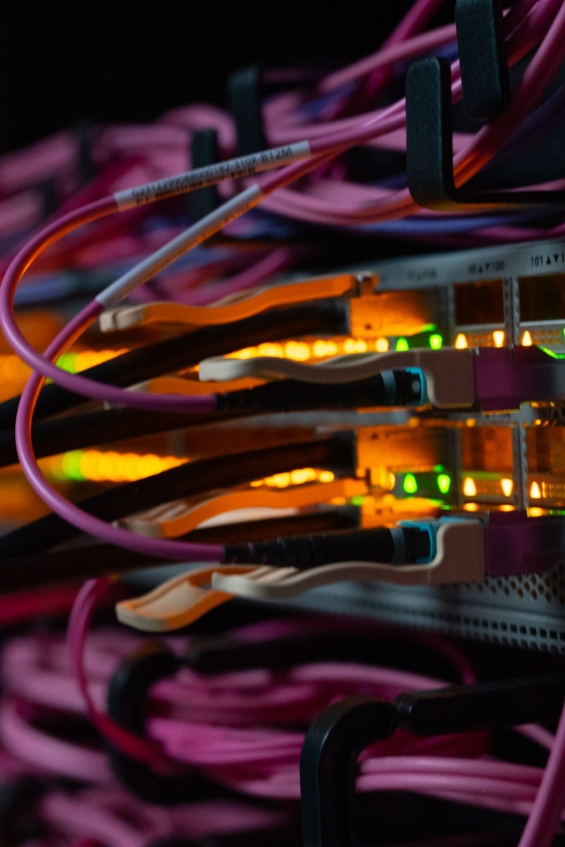 Foto di cavi di server all'interno del CED in Sispi