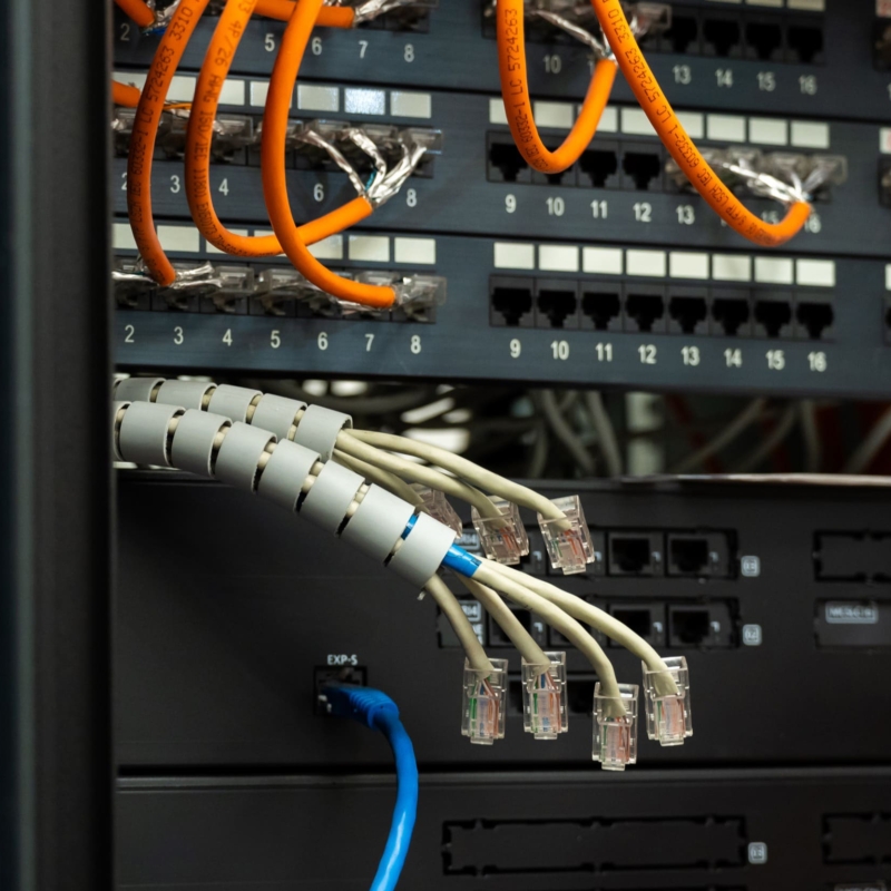 Cavi di server all'interno del CED di Sispi