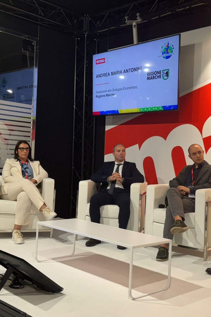 Foto in cui è presente il Presidente Gaballo per ricevere il Premio Innovazione SMAU 2024 con il progetto 