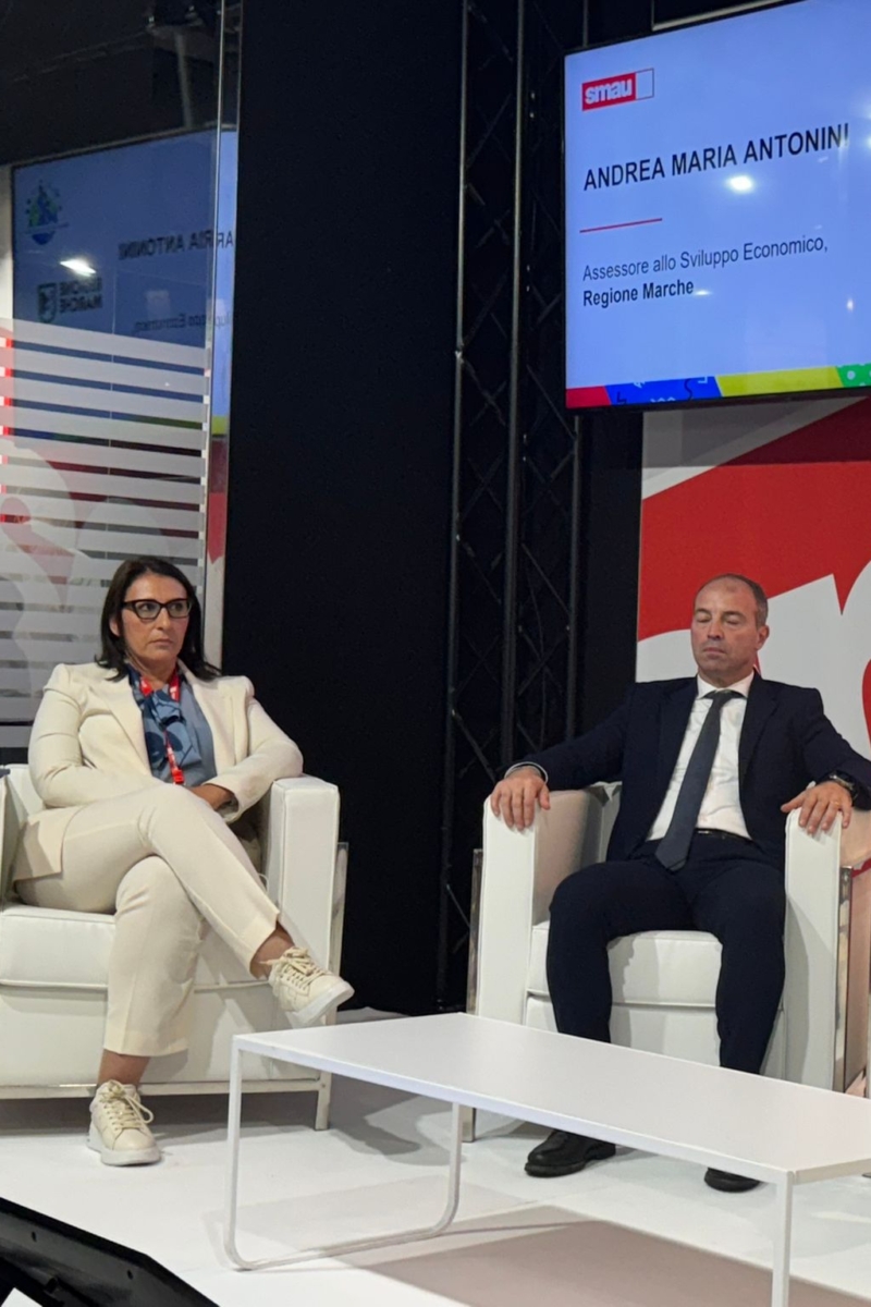 Foto in cui è presente il Presidente Gaballo per ricevere il Premio Innovazione SMAU 2024 con il progetto 