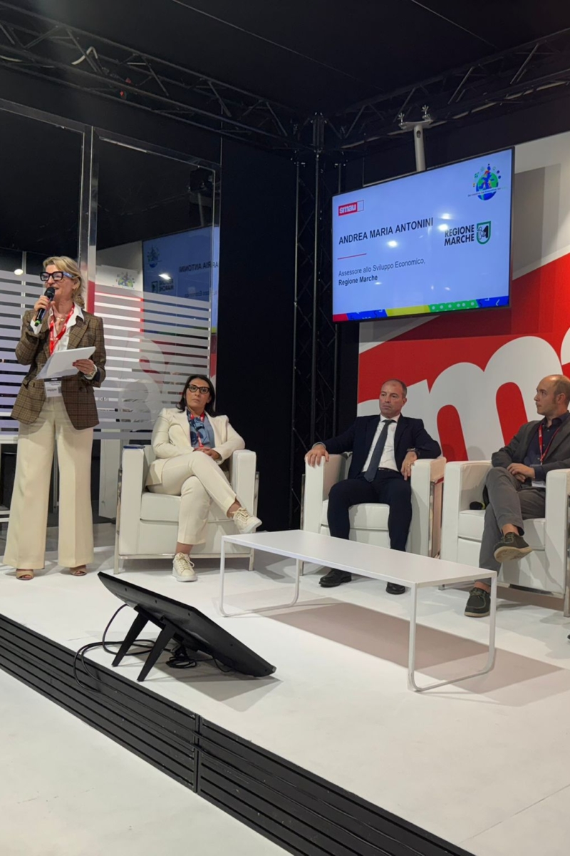 Foto in cui è presente il Presidente Gaballo per ricevere il Premio Innovazione SMAU 2024 con il progetto 