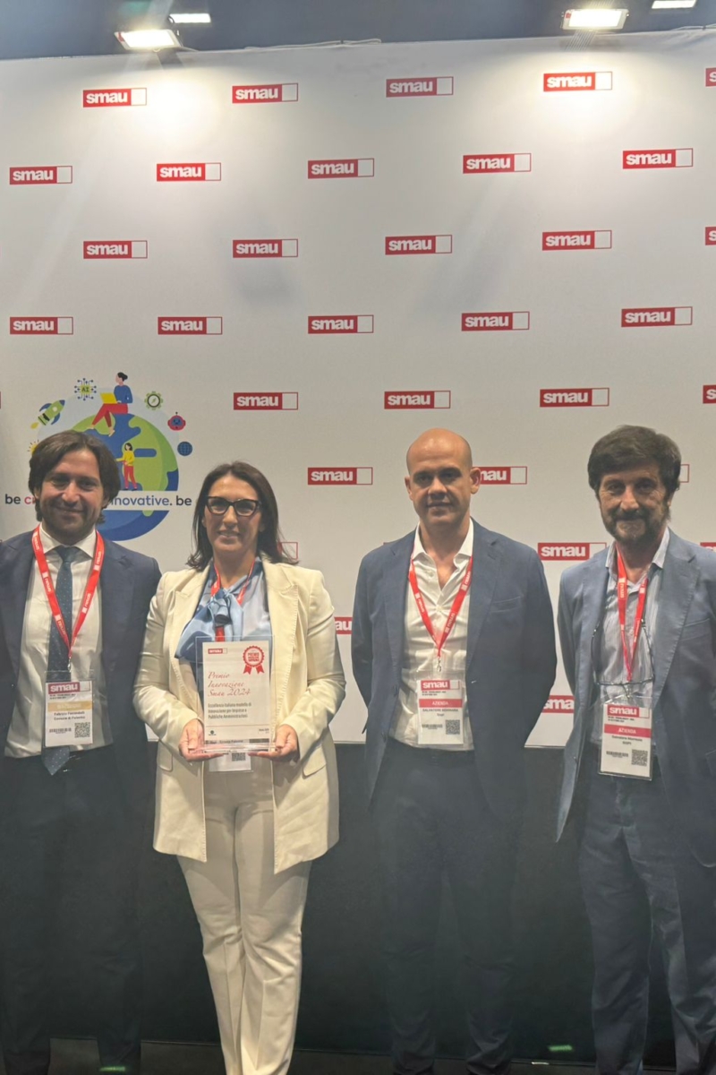 Foto in cui è presente la Governance di Sispi e l'Assessore Ferrandelli per ricevere il Premio Innovazione SMAU 2024 con il progetto 