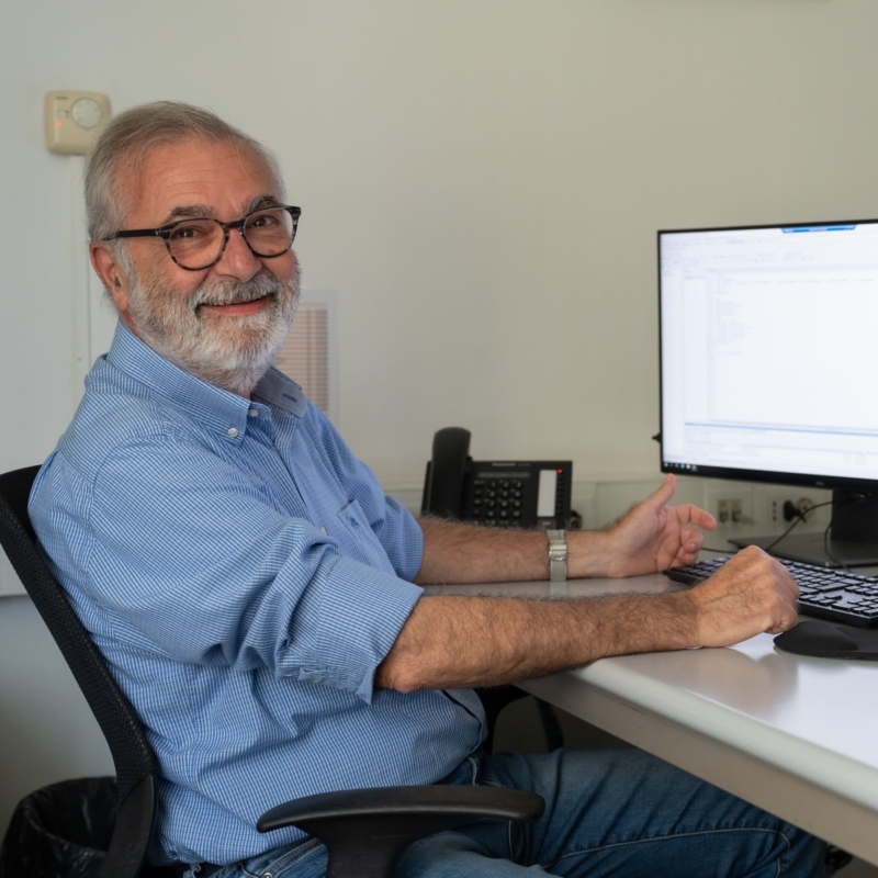In cosa crediamo - Foto di uno dei dipendenti Sispi al PC