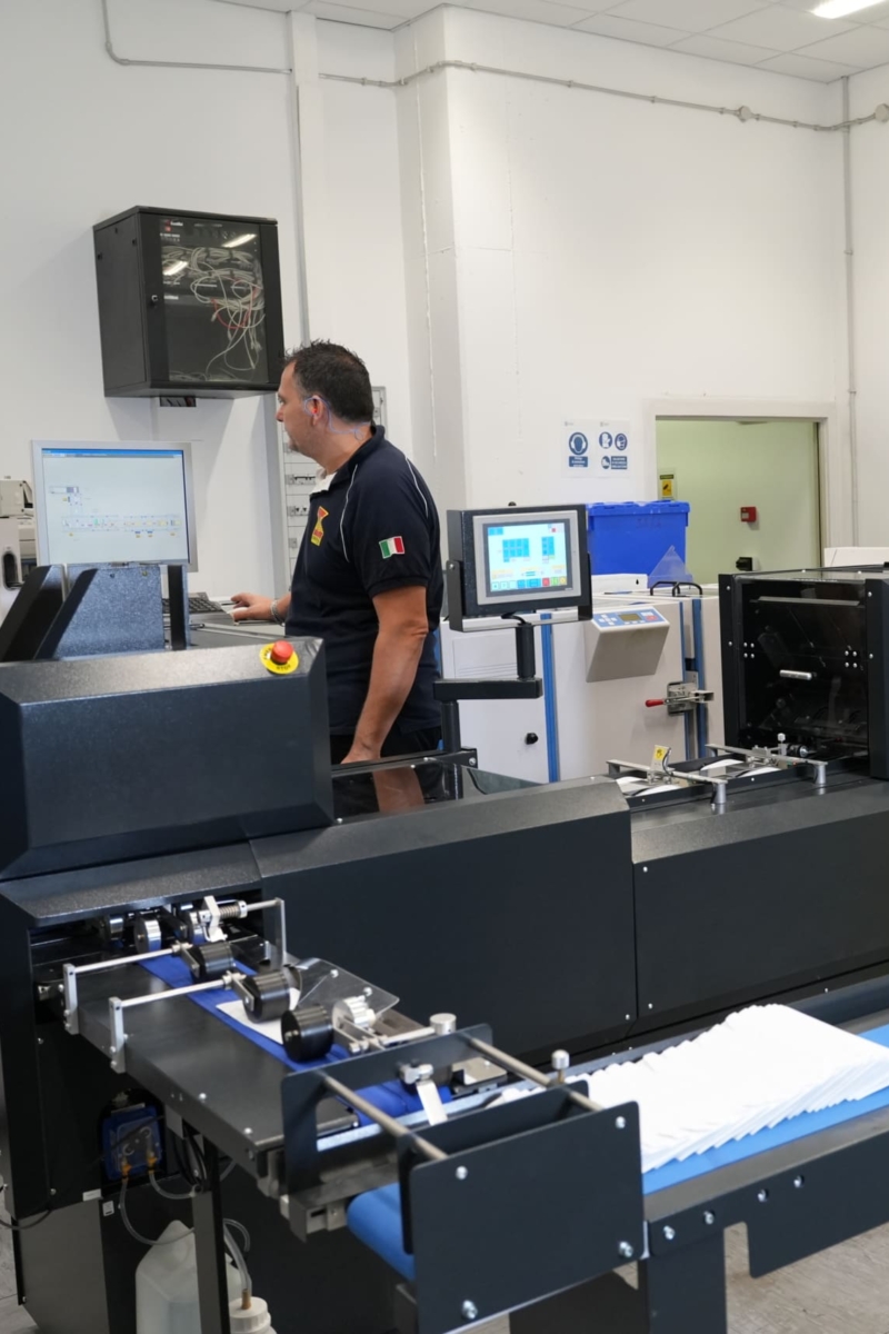 Foto di Dipendenti Sispi all'interno della stamperia mentre lavorano
