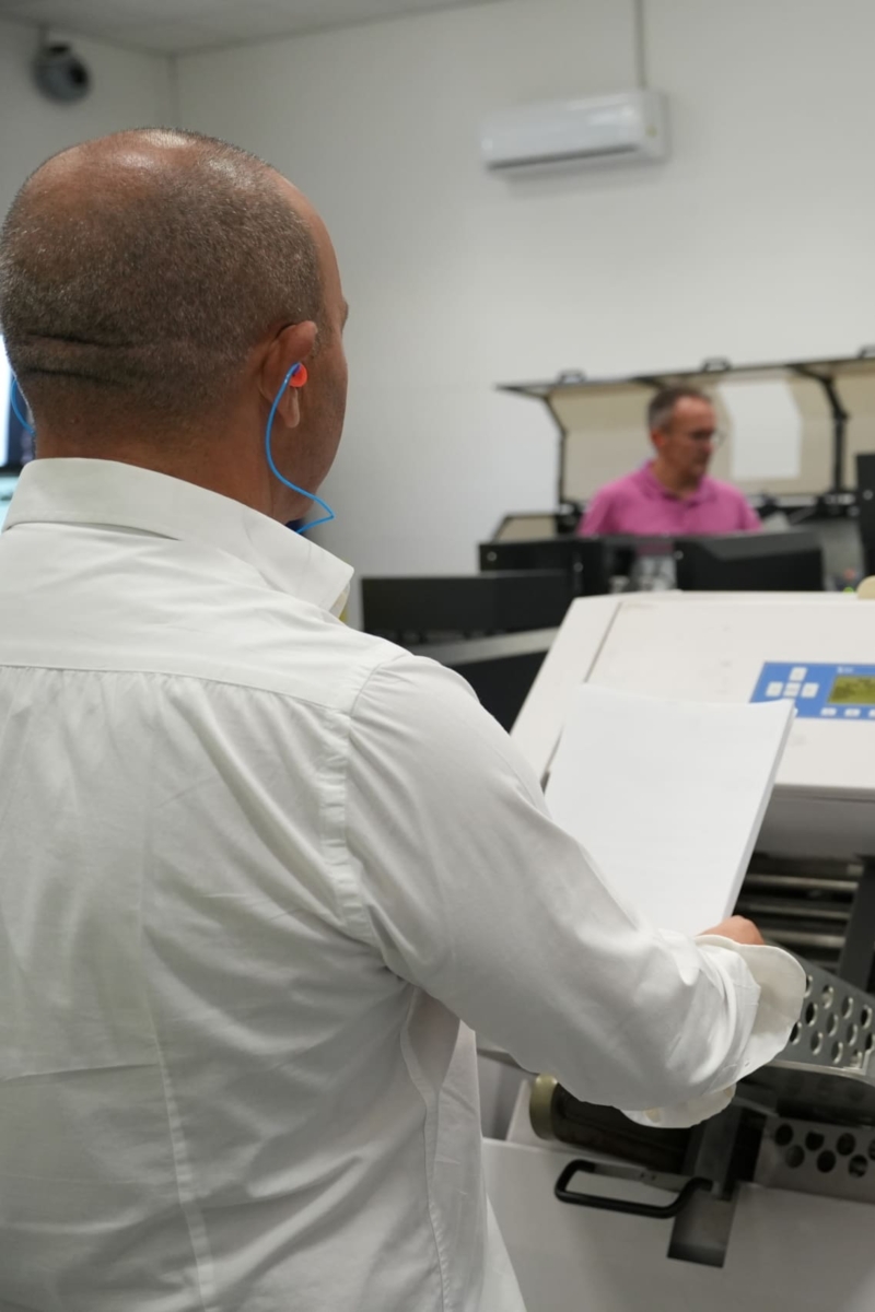 In cosa crediamo - foto dei dipendenti Sispi mentre lavorano in stamperia
