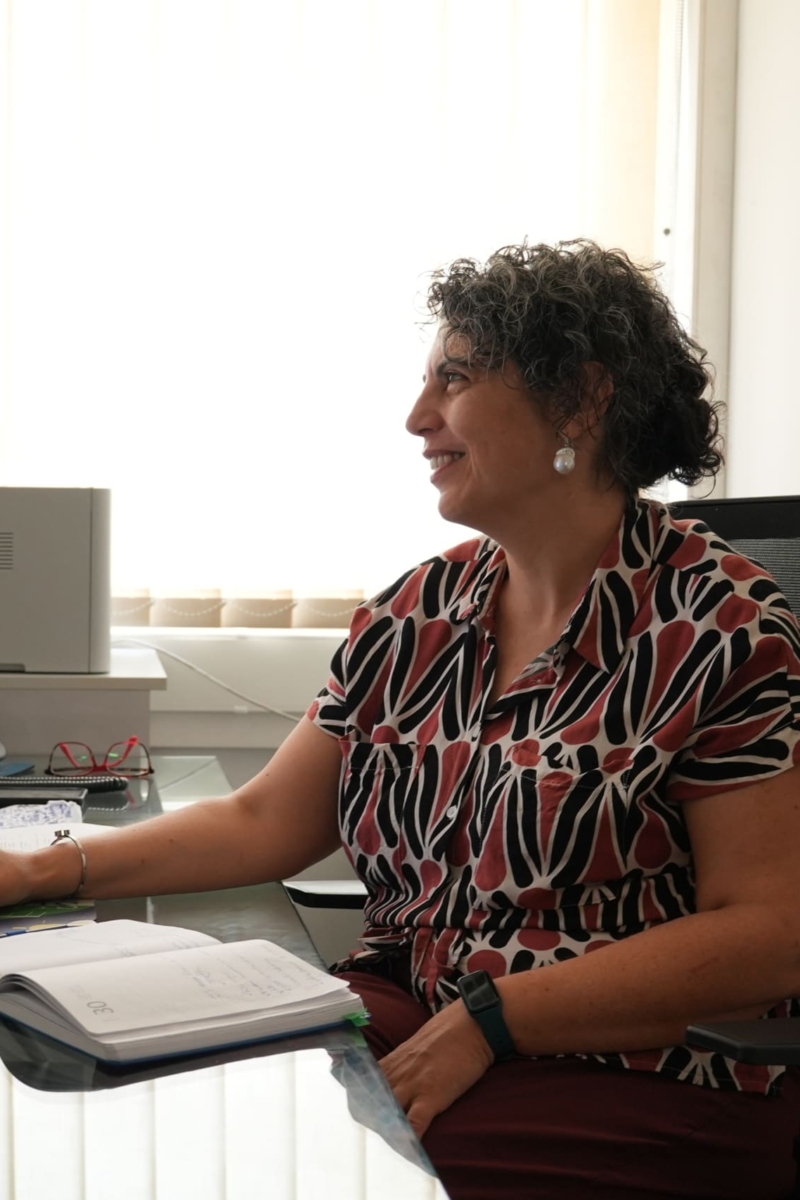 Dipendente Sispi a lavoro nella propria postazione pc