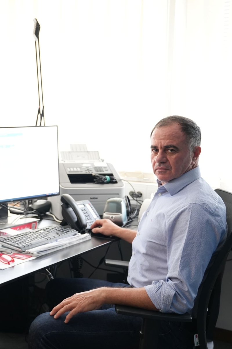 Foto di alcuni dipendenti all'interno dell'ufficio protocollo