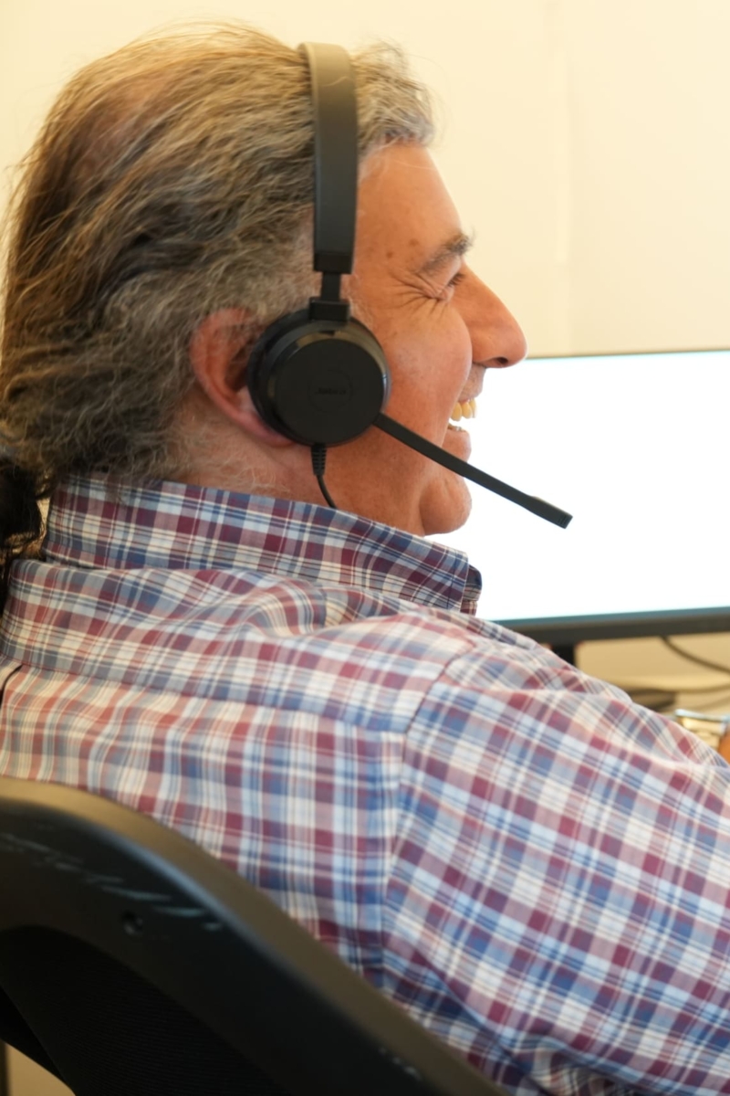 Foto di operatore del Contact Center mentre lavora