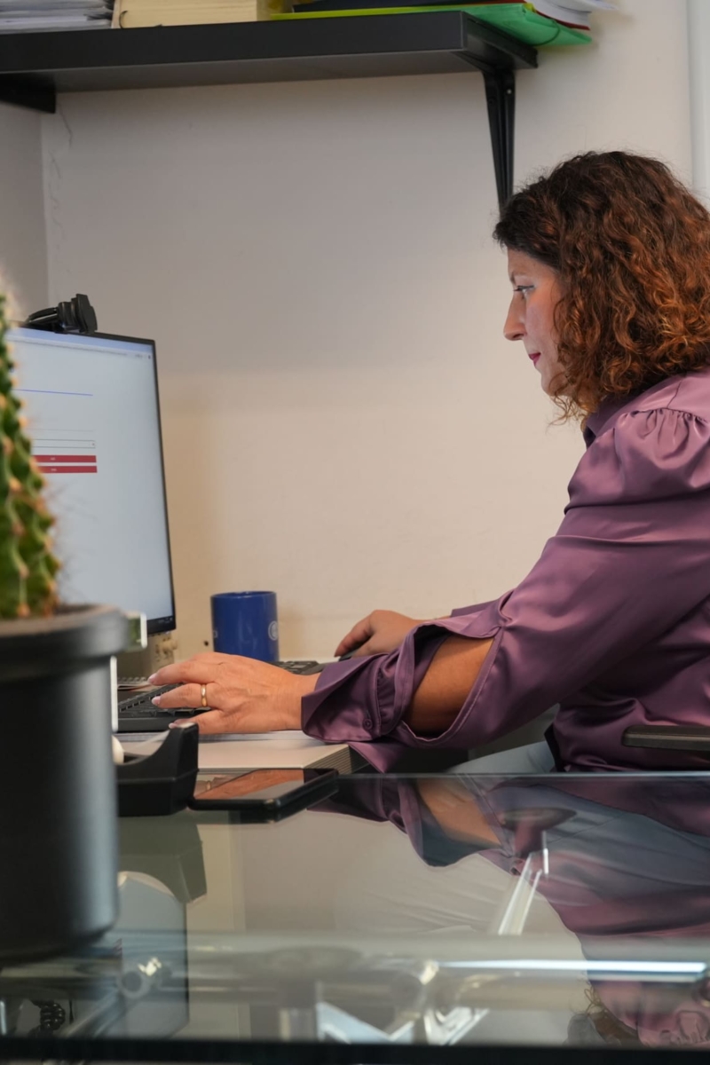 In cosa crediamo - Foto di uno dei dipendenti Sispi al lavoro davanti al pc