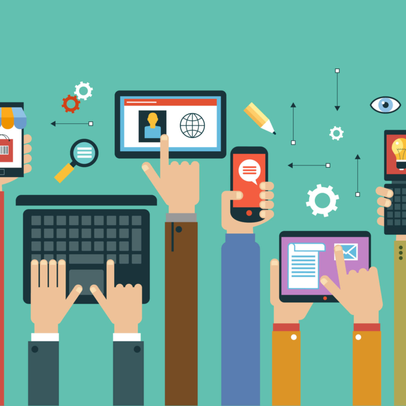 Immagine simbolica di digital-citizenship in cui si vedono dei dispositivi e le mani di alcuni operatori.