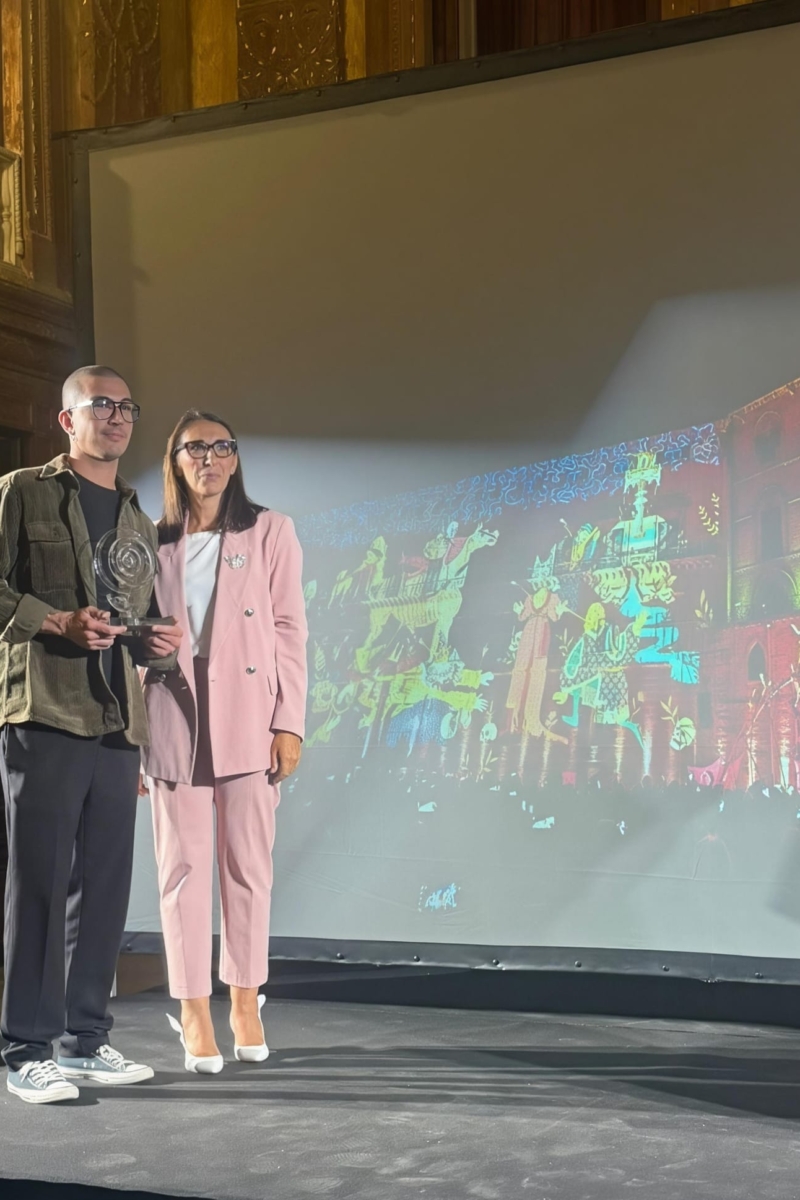 Foto in cui la Presidente Gaballo consegna il premio Sispi 