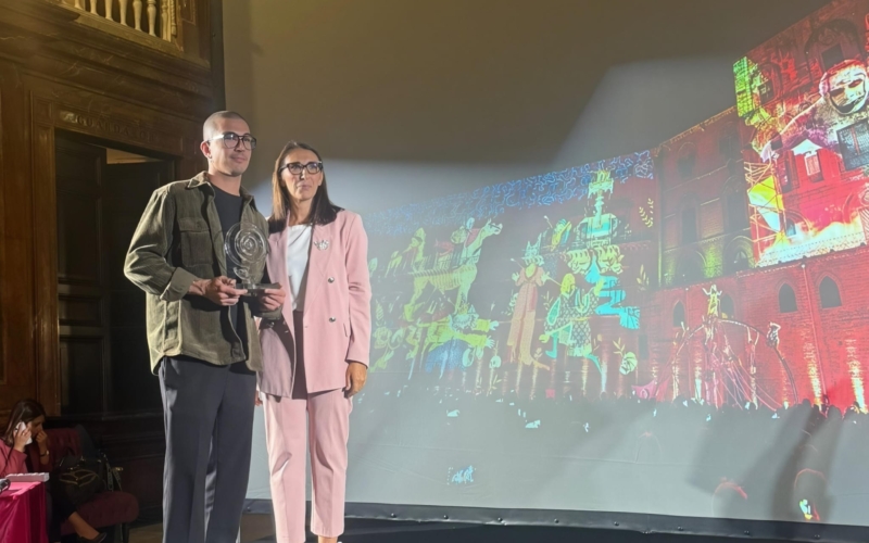 Foto in cui la Presidente Gaballo consegna il premio Sispi 