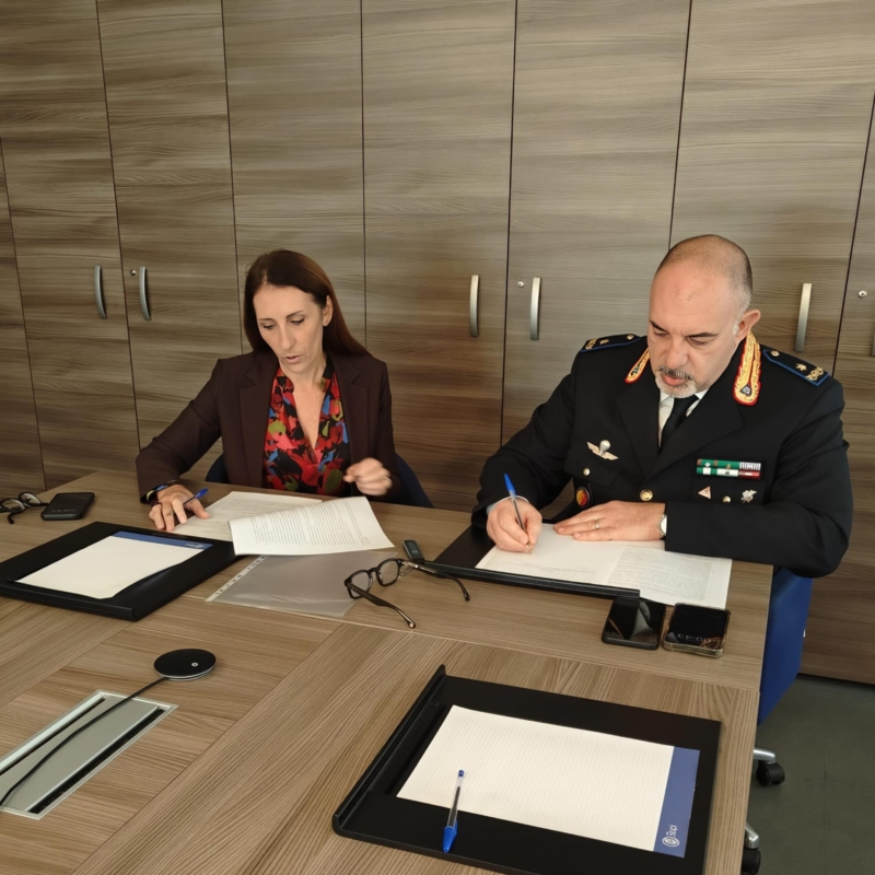 La Presidente Gaballo e il Comandante della Polizia Municipale Colucciello, firmano l'accordo che prevede l’adozione di strumenti digitali avanzati per la notifica degli atti, l’integrazione con la piattaforma PagoPA per i pagamenti elettronici e la sincronizzazione dei servizi con l’APP IO, con l’obiettivo di semplificare la gestione del ciclo di vita delle sanzioni e ridurre tempi e costi di notifica.