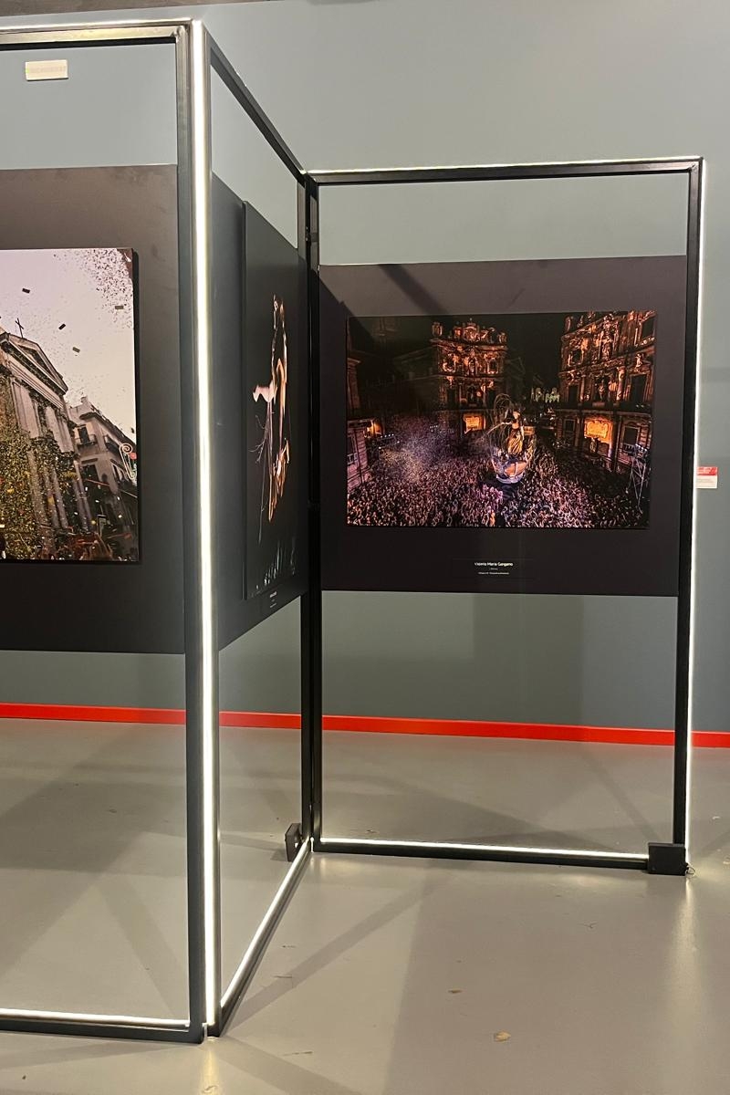 Mostra fotografica permanente dedicata al festino di Santa Rosalia per il Natale 2025 istallata al centro Internazionale di fotografia Letizia Battaglia