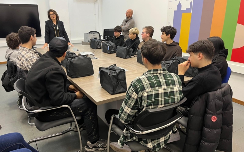 I ragazzi del Pareto seduti in sala formazione ascoltando alcuni degli esperti dell'azienda.