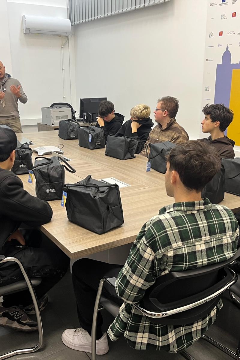 I ragazzi del Pareto seduti in sala formazione ascoltando alcuni degli esperti dell'azienda