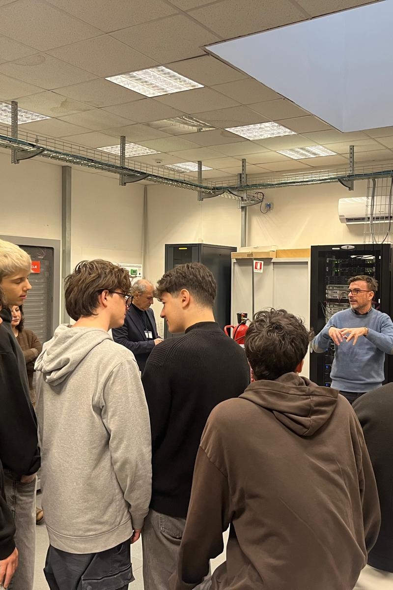 Alcuni studenti dell'istituto di istruzione Superiore 