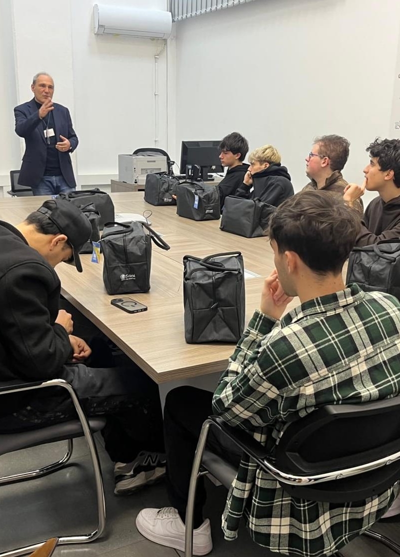 I ragazzi del Pareto seduti in sala formazione ascoltando alcuni degli esperti dell'azienda