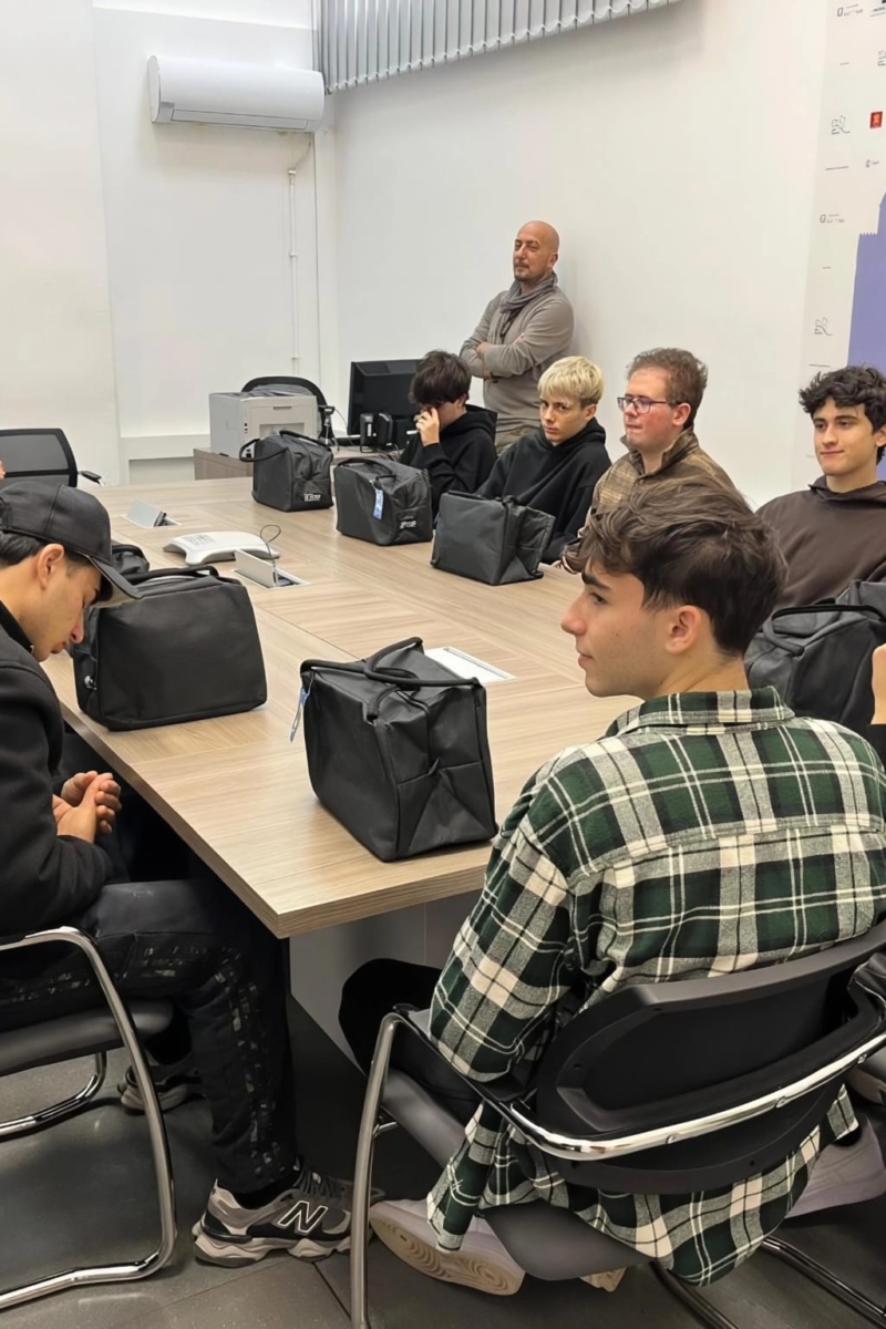 I ragazzi del Pareto seduti in sala formazione ascoltando alcuni degli esperti dell'azienda