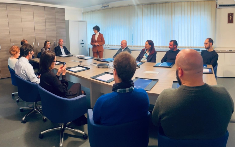 Foto in cui sono presenti componenti del CdA, all'interno della sala consiglio id Sispi, il Responsabile delle Risorse Umane e i nuovi assunti Profilo B2 che stanno per firmare il contratto.