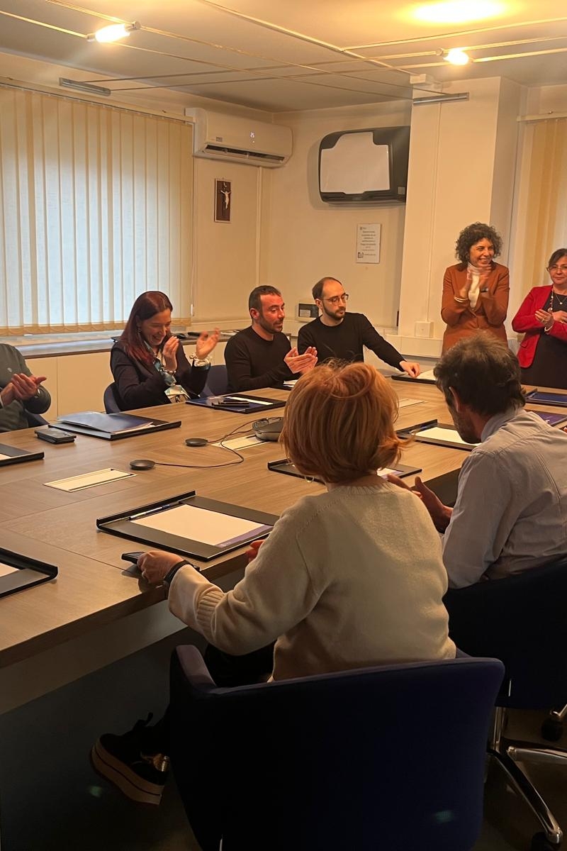 Foto in cui sono presenti componenti del CdA, all'interno della sala consiglio id Sispi, il Responsabile delle Risorse Umane e i nuovi assunti Profilo B2 che stanno per firmare il contratto.
