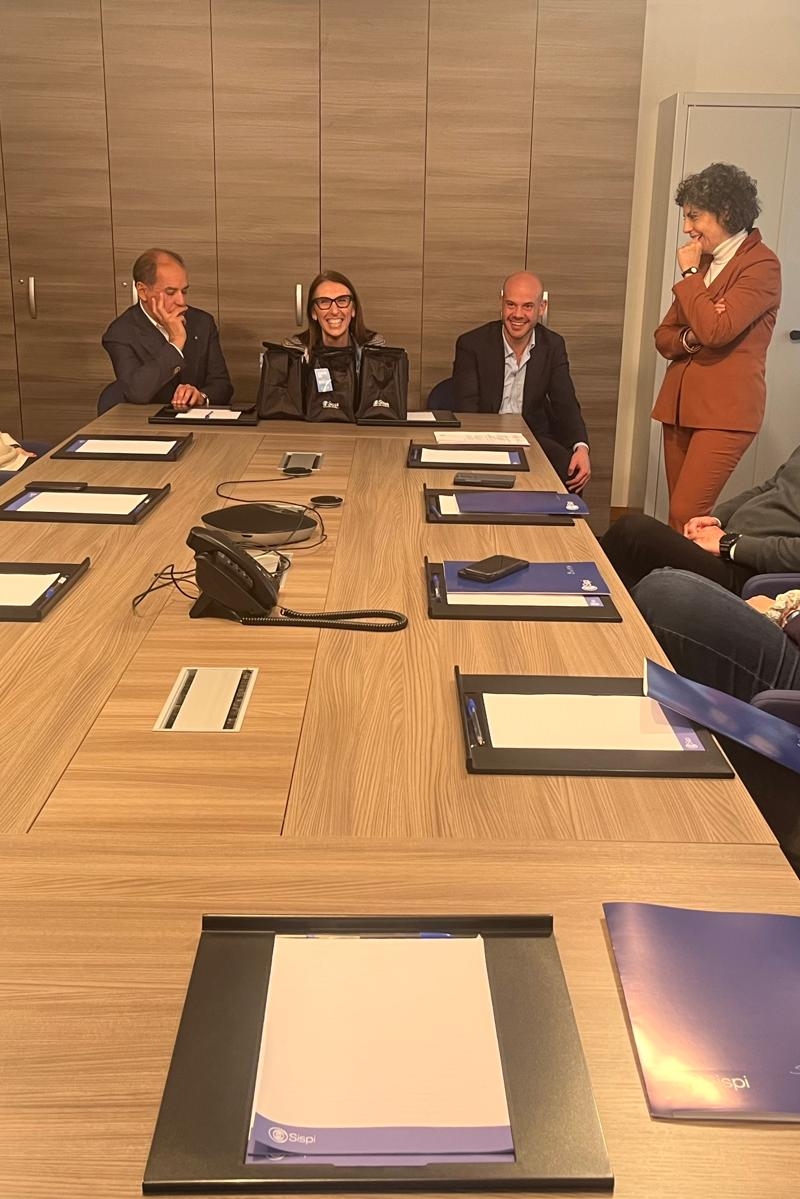 Foto in cui sono presenti componenti del CdA, all'interno della sala consiglio id Sispi, il Responsabile delle Risorse Umane e i nuovi assunti Profilo B2 che stanno per firmare il contratto.