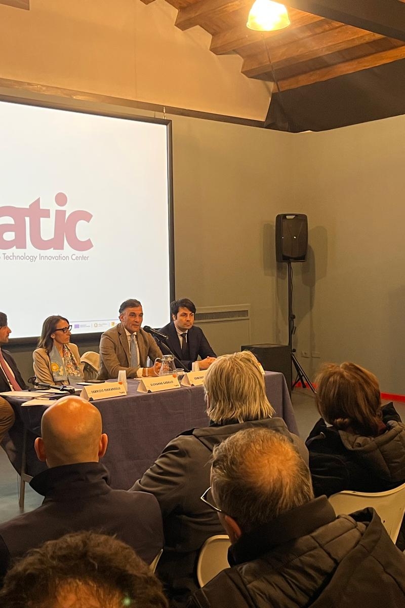 Immagine degli oratori presenti ai Cantieri Culturali della Zisa, all'interno della sala Letizia Battaglia, durante la presentazione del progetto PATIC–Palermo Technology Innovation Center, l’hub dedicato allo sviluppo dell’innovazione tecnologica e imprenditoriale a Palermo, promosso da SISPI e finanziato dalla Regione Siciliana.