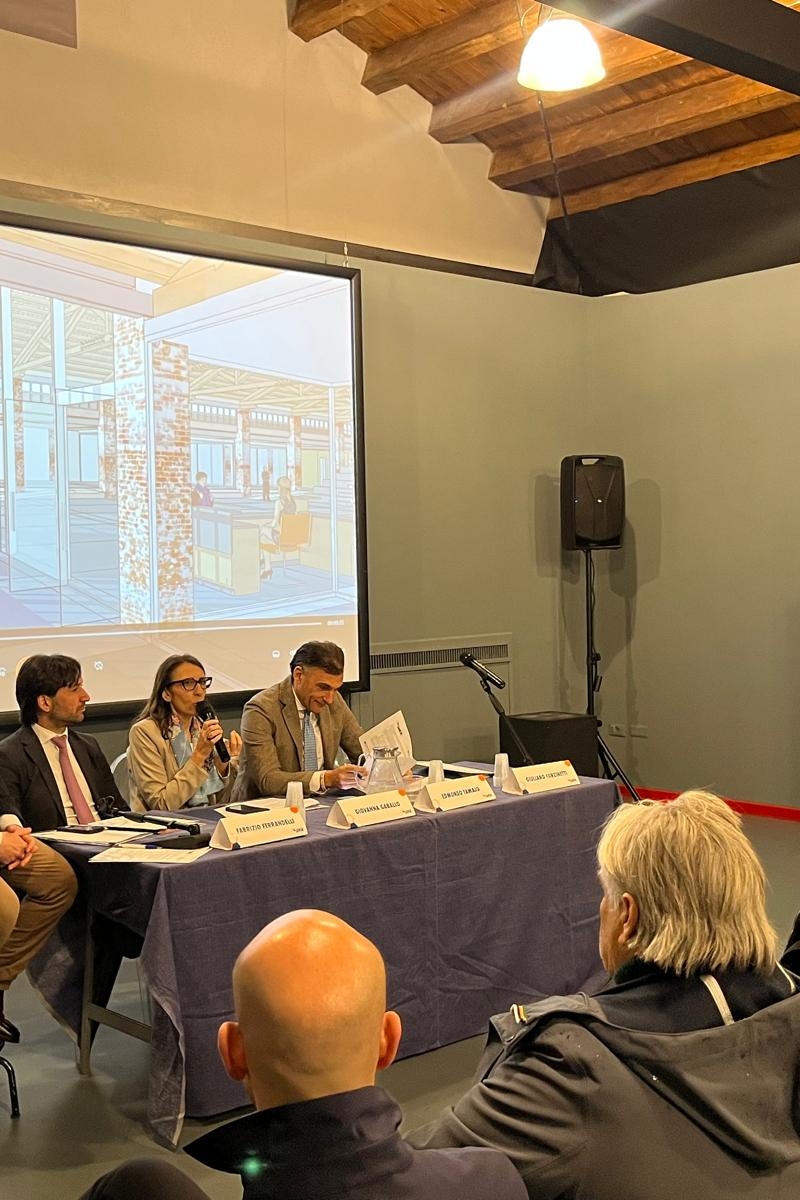 Immagine degli oratori presenti ai Cantieri Culturali della Zisa, all'interno della sala Letizia Battaglia, durante la presentazione del progetto PATIC–Palermo Technology Innovation Center, l’hub dedicato allo sviluppo dell’innovazione tecnologica e imprenditoriale a Palermo, promosso da SISPI e finanziato dalla Regione Siciliana. In questa immagine, prende la parola il Presidente Gaballo.