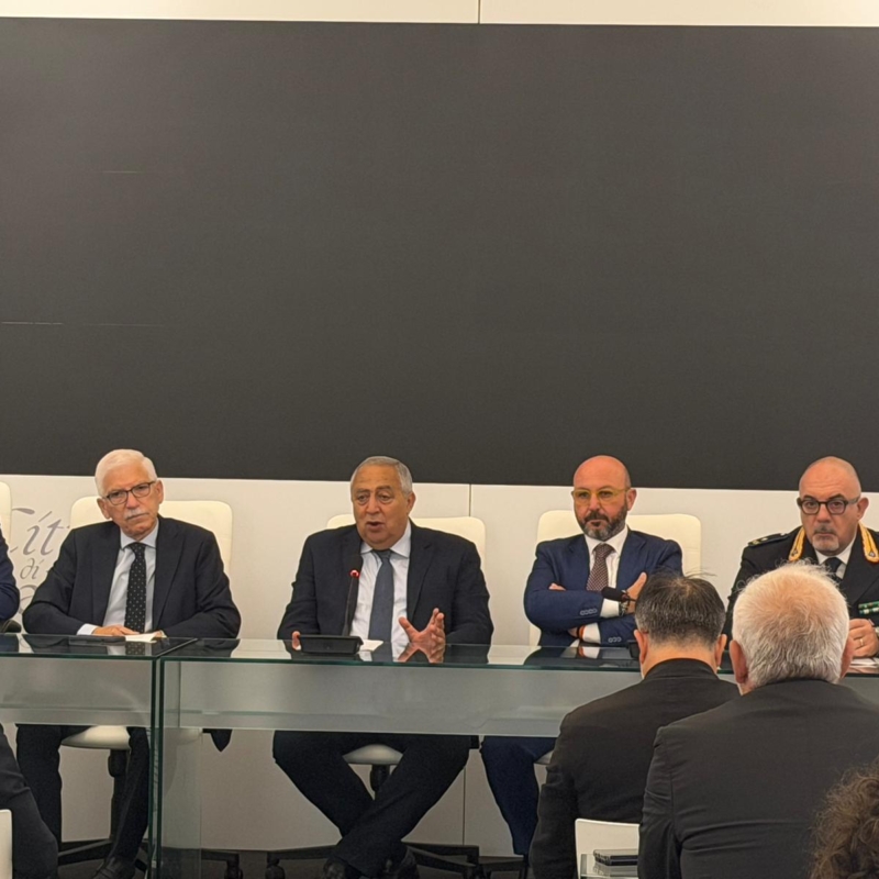 Rassegna stampa_progetto QRcode dell'11.06.2026. In questa foto il sindaco Lagalla, gli Assessori e il Comandate della Polizia Municipale.